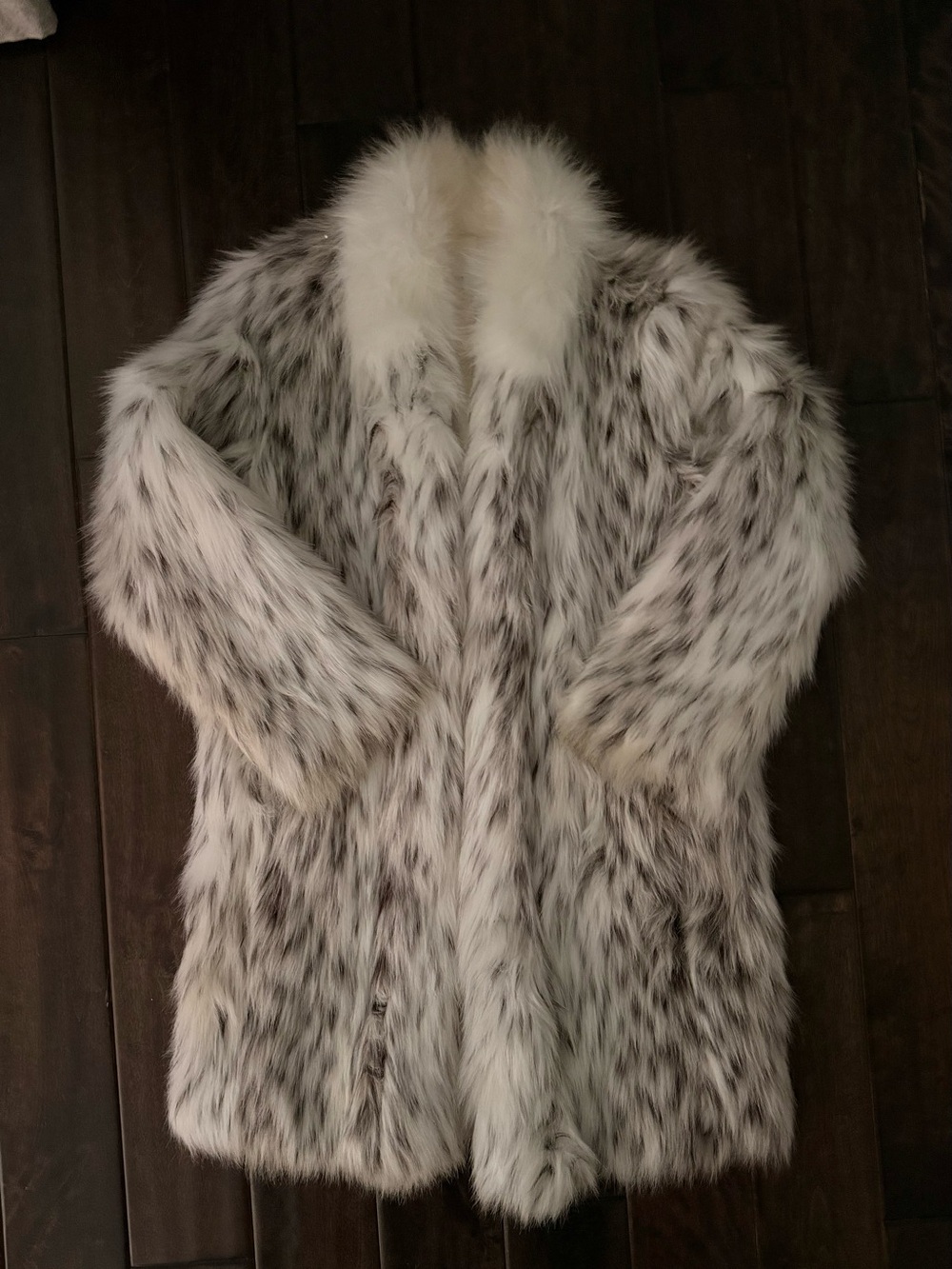 Vintage faux fur coat in white and gray spotted lynx style pattern. Size 8.